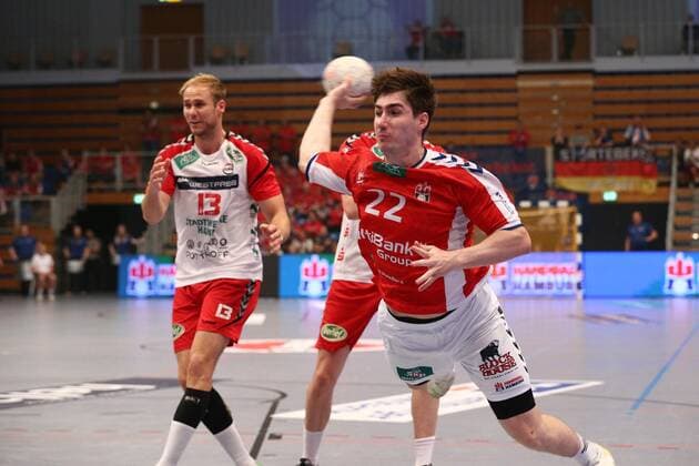 Handball 2. Handball Bundesliga 2019 2020 - Handball Sportverein Hamburg vs. TSV Bayer Dormagen Philipp Bauer (Hamburg) im Sprungwurf aufs Tor, links Stefan Lex (Hamm) . Sporthalle Alsterdorf Hamburg Foto: Frank Schoof