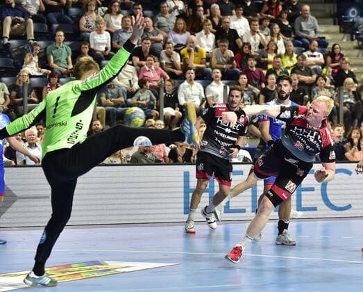 15.09.2019 - Handball - 1. Bundesliga DKB HBL - Saison 2019 2020 - 05. Spieltag: HC Erlangen Metropolregion Nürnberg HCE - TBV Lemgo Lippe - OGo - Piotr Wyszomirski (1, TBV Lemgo ) Sebastian Firnhaber (18, HC Erlangen HCE )