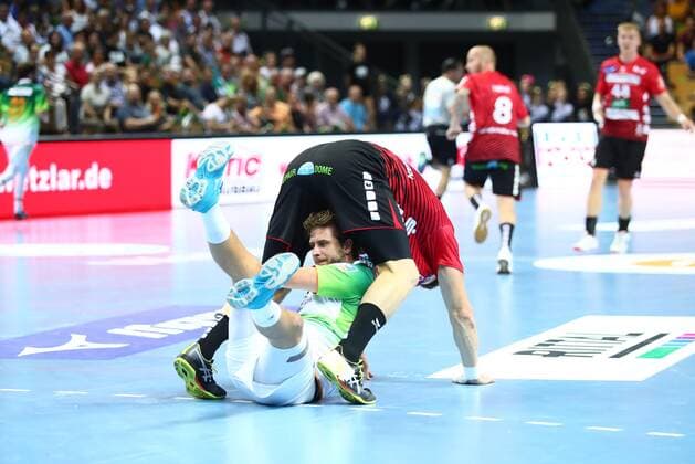 Olle Forsell-Schefvert (Wetzlar) im Zweikampf mit einem Nordhorner Spieler HSG Wetzlar vs HSG Nordhorn, Handball, 1. Liga, 15.09.2019 HSG Wetzlar vs HSG Nordhorn, Handball, 1. Liga, 15.09.2019 Wetzlar Copyright: xWeissx Eibner-Pressefotox EP_rws