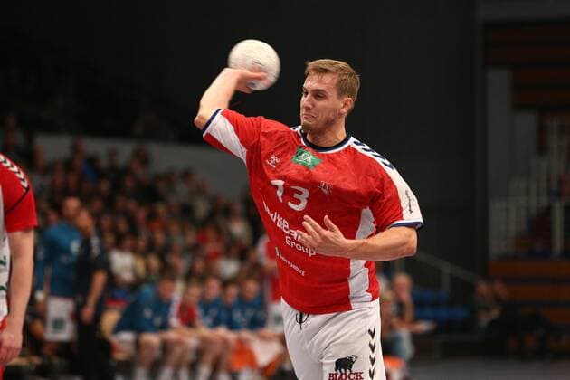Handball 2. Handball Bundesliga 2019 2020 - Handball Sportverein Hamburg vs. TSV Bayer Dormagen Niklas Weller (Hamburg) wirft einen Siebenmeter . Sporthalle Alsterdorf Hamburg Foto: Frank Schoof