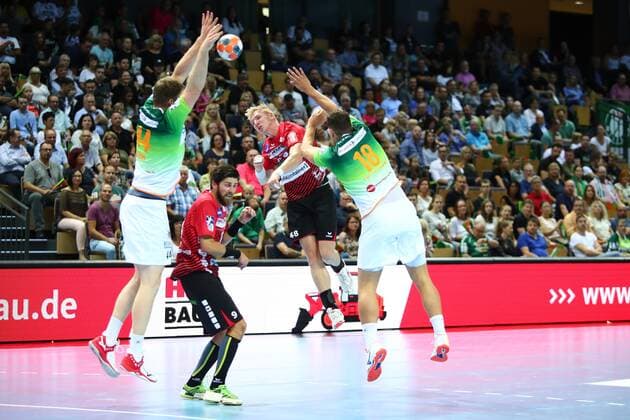 Torwurf von Julian Possehl (Nordhorn), Lenny Rubin (Wetzlar, links) und Nils Torbruegge (Wetzlar) versuchen zu blocken HSG Wetzlar vs HSG Nordhorn, Handball, 1. Liga, 15.09.2019 HSG Wetzlar vs HSG Nordhorn, Handball, 1. Liga, 15.09.2019 Wetzlar Copyright: xWeissx Eibner-Pressefotox EP_rws