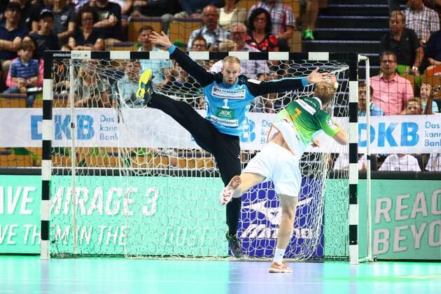 Kristian Bjoernsen (Wetzlar) trifft gegen Bart Ravensbergern (Nordhorn) HSG Wetzlar vs HSG Nordhorn, Handball, 1. Liga, 15.09.2019 HSG Wetzlar vs HSG Nordhorn, Handball, 1. Liga, 15.09.2019 Wetzlar Copyright: xWeissx Eibner-Pressefotox EP_rws
