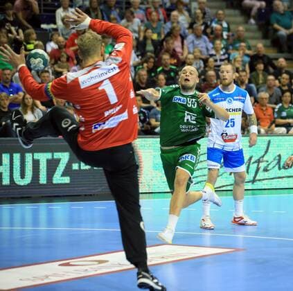 GER, DHB, 1.HBL, FUECHSE BERLIN VS. TVB Stuttgart 15.09.2019, Max Schmeling Halle, Berlin, GER, DHB, 1.HBL, FUECHSE BERLIN VS. TVB Stuttgart, DHB regulations prohibit any use of photographs as image sequences and or quasi-video im Bild Paul Drux (Fuechse Berlin 95), Johannes Bitter (Stuttgart 1), Patrick Zieker (Stuttgart 25)