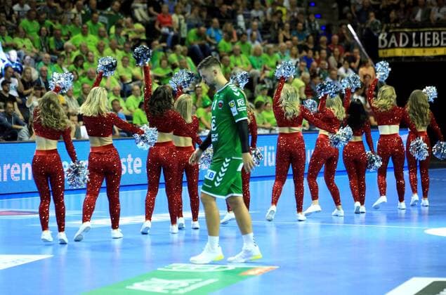 GER, DHB, 1.HBL, FUECHSE BERLIN VS. TVB Stuttgart 15.09.2019, Max Schmeling Halle, Berlin, GER, DHB, 1.HBL, FUECHSE BERLIN VS. TVB Stuttgart, DHB regulations prohibit any use of photographs as image sequences and or quasi-video im Bild Fabian Wiede (Fuechse Berlin 3), Taenzerinnen