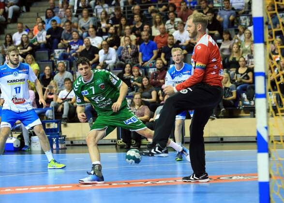 GER, DHB, 1.HBL, FUECHSE BERLIN VS. TVB Stuttgart 15.09.2019, Max Schmeling Halle, Berlin, GER, DHB, 1.HBL, FUECHSE BERLIN VS. TVB Stuttgart, DHB regulations prohibit any use of photographs as image sequences and or quasi-video im Bild Kevin Struck (Fuechse Berlin 7), Samuel Roethlisberger (Stuttgart 17), Johannes Bitter (Stuttgart 1)