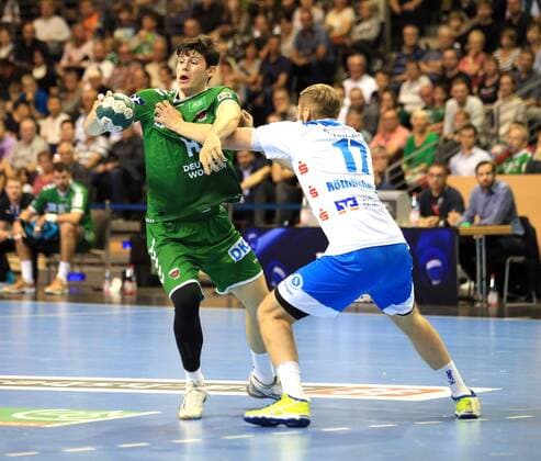 GER, DHB, 1.HBL, FUECHSE BERLIN VS. TVB Stuttgart 15.09.2019, Max Schmeling Halle, Berlin, GER, DHB, 1.HBL, FUECHSE BERLIN VS. TVB Stuttgart, DHB regulations prohibit any use of photographs as image sequences and or quasi-video im Bild Simon Ernst (Fuechse Berlin 2), Samuel Roethlisberger (Stuttgart 17)