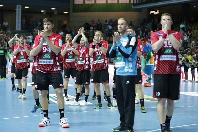 Deutschland,Wetzlar, Rittal-Arena, 15.09.2019, Handball,1. Liqui Moly HBL Bundesliga, 5.Spieltag, HSG Wetzlar - HSG Nordhorn-Lingen Bild: Die Spieler der HSG Nordhorn-Lingen bedanken sich bei den Fans Copyright: HMBxMedia ThomasxJäger