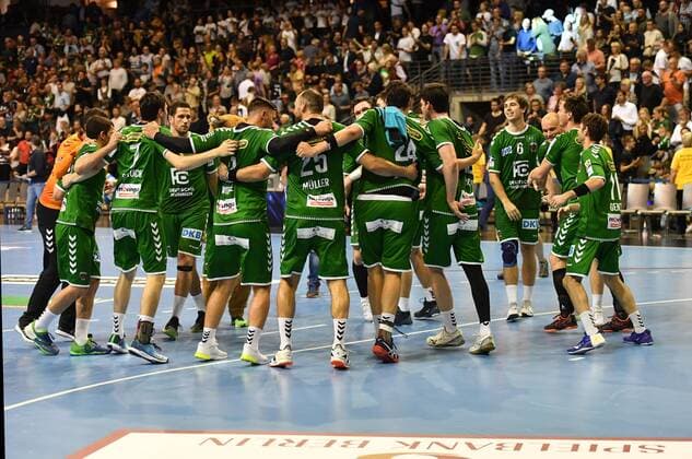 Die Füchse-Mannschaft jubelt mit einem Kreisel Füchse Berlin - TVB Stuttgart 1. Bundesliga, DKB-Handballbundesliga, 2019 2020 Herren, Männer, Maenner, Handball, Deutschland, Germany, Max-Schmeling-Halle Berlin, 15.9.2019