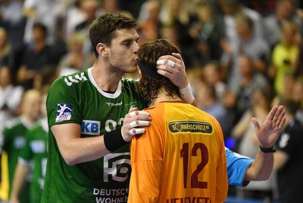 Mijajlo Marsenic (Füchse), gibt Silvio Heinevetter (Torwart Füchse), nach dem Spiel einen Kuss auf die Stirn Füchse Berlin - TVB Stuttgart 1. Bundesliga, DKB-Handballbundesliga, 2019 2020 Herren, Männer, Maenner, Handball, Deutschland, Germany, Max-Schmeling-Halle Berlin, 15.9.2019