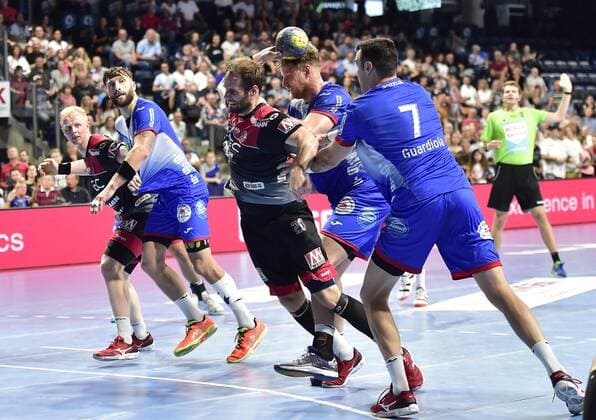 15.09.2019 - Handball - 1. Bundesliga DKB HBL - Saison 2019 2020 - 05. Spieltag: HC Erlangen Metropolregion Nürnberg HCE - TBV Lemgo Lippe - OGo - Johannes Sellin (5, HC Erlangen HCE ) Christian Klimek (69, TBV Lemgo ) Isaias Guardiola (7, TBV Lemgo )
