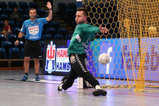 Handball 2. Handball Bundesliga 2019 2020 - Handball Sportverein Hamburg vs. TSV Bayer Dormagen Torwart Mark van den Beucken (Hamburg) springt in die falsche Ecke . Sporthalle Alsterdorf Hamburg Foto: Frank Schoof
