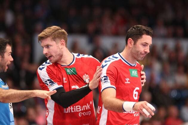 Handball 2. Handball Bundesliga 2019 2020 - Handball Sportverein Hamburg vs. TSV Bayer Dormagen Tobias Schimmelbauer (Hamburg) und Blazenko Lackovic (Hamburg) sind enttäuscht . Sporthalle Alsterdorf Hamburg Foto: Frank Schoof