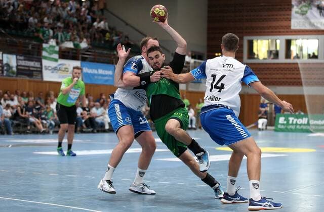 v.li.: Carl Löfström (TSV Bayer Dormagen), Benjamin Herth (DJK Rimpar Wölfe), Ian Hüter (TSV Bayer Dormagen), 15.09.2019, Würzburg (Deutschland), Liqui Moli 2. Handball-Bundesliga, DJK Rimpar Wölfe - TSV Bayer Dormagen