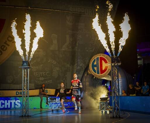 15.09.2019 - Handball - 1. Bundesliga DKB HBL - Saison 2019 2020 - 05. Spieltag: HC Erlangen Metropolregion Nürnberg HCE - TBV Lemgo Lippe - OGo - Sime Ivic (19, HC Erlangen HCE ) mit Einlaufkind vor Spielbeginn