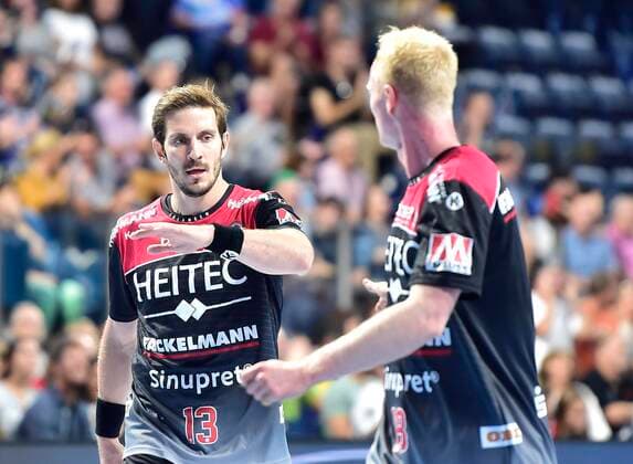 15.09.2019 - Handball - 1. Bundesliga DKB HBL - Saison 2019 2020 - 05. Spieltag: HC Erlangen Metropolregion Nürnberg HCE - TBV Lemgo Lippe - OGo - Michael Haaß Haass (13, HC Erlangen HCE ) Sebastian Firnhaber (18, HC Erlangen HCE ) klatschen zusammen ab