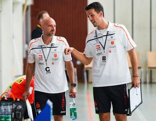 15.09.2019, xpsx, Handball 3.Liga, HSG Hanau - SC DHfK Leipzig II v.l. Co-Trainer Oliver Luecke (HSG Hanau), Trainer Oliver Schulz (HSG Hanau) Hanau Hessen Deutschland (DEU)