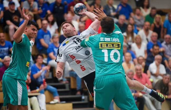 15.09.2019, xpsx, Handball 3.Liga, HSG Hanau - SC DHfK Leipzig II v.l. Elias Gansau (Leipzig), Matthias Schwalbe (HSG Hanau), Thomas Oehlrich (Leipzig) Hanau Hessen Deutschland (DEU)
