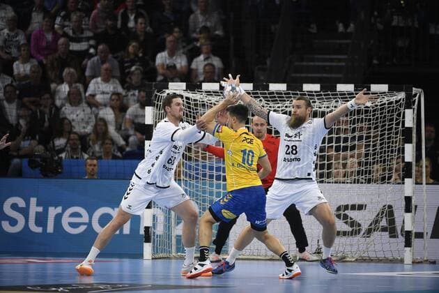 Alex Dujshebaev (Kielce) gegen Hendrik Pekeler (links) und Pavel Horak (THW Kiel), Handball, Männer, THW Kiel vs PGE Vive Kielce, Champions-League, 1. Spieltag, Gruppenphase, 15.09.19 Kiel Sparkassen-Arena Schleswig-Holstein Germany