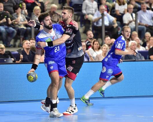 15.09.2019 - Handball - 1. Bundesliga DKB HBL - Saison 2019 2020 - 05. Spieltag: HC Erlangen Metropolregion Nürnberg HCE - TBV Lemgo Lippe - OGo - Tim Suton (23, TBV Lemgo ) Sime Ivic (19, HC Erlangen HCE )