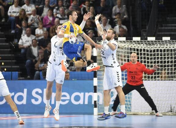 Igor Karacic (Kielce) gegen Hendrik Pekeler (links) und Pavel Horak (THW Kiel), Handball, Männer, THW Kiel vs PGE Vive Kielce, Champions-League, 1. Spieltag, Gruppenphase, 15.09.19 Kiel Sparkassen-Arena Schleswig-Holstein Germany