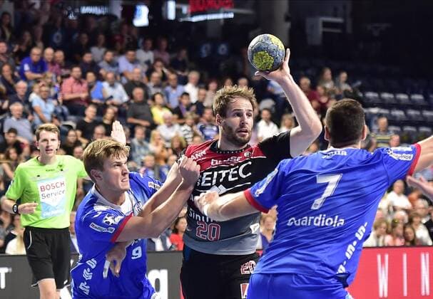 15.09.2019 - Handball - 1. Bundesliga DKB HBL - Saison 2019 2020 - 05. Spieltag: HC Erlangen Metropolregion Nürnberg HCE - TBV Lemgo Lippe - OGo - Jonathan Carlsbogard (9, TBV Lemgo ) Nico Büdel (20, HC Erlangen ) Isaias Guardiola (7, TBV Lemgo )