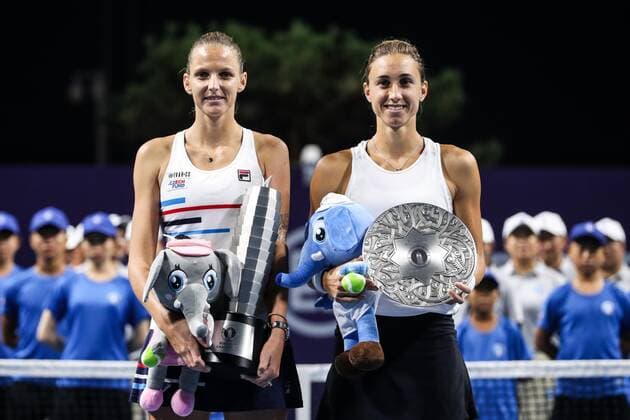 Bilder des Jahres 2019, Sport 09 September Sport Themen der Woche KW37 ZHENGZHOU, CHINA - SEPTEMBER 15: Karolina Pliskova (L) of Czech Republic poses with the champion trophy while Petra Martic of Croatia poses with runner-up trophy after their singles final match on day seven of Zhengzhou Open 2019 at Zhongyuan Tennis Training Base Management Center on September 15, 2019 in Zhengzhou, Henan Province of China.  Copyright: xVCGx CFP111249296283 