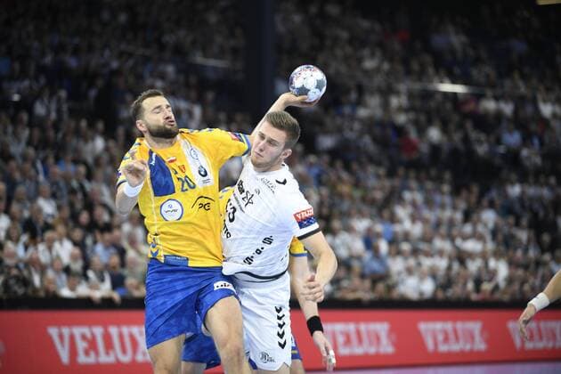 Nikola Bilyk (THW Kiel) gegen Mariusz Jurkiewicz (Kielce), Handball, Männer, THW Kiel vs PGE Vive Kielce, Champions-League, 1. Spieltag, Gruppenphase, 15.09.19 Kiel Sparkassen-Arena Schleswig-Holstein Germany