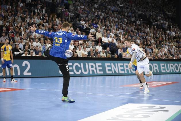 Niclas Ekberg (THW Kiel) trifft gegen Andreas Wolff (Kielce). Foto Lühn, Handball, Männer, THW Kiel vs PGE Vive Kielce, Champions-League, 1. Spieltag, Gruppenphase, 15.09.19 Kiel Sparkassen-Arena Schleswig-Holstein Germany