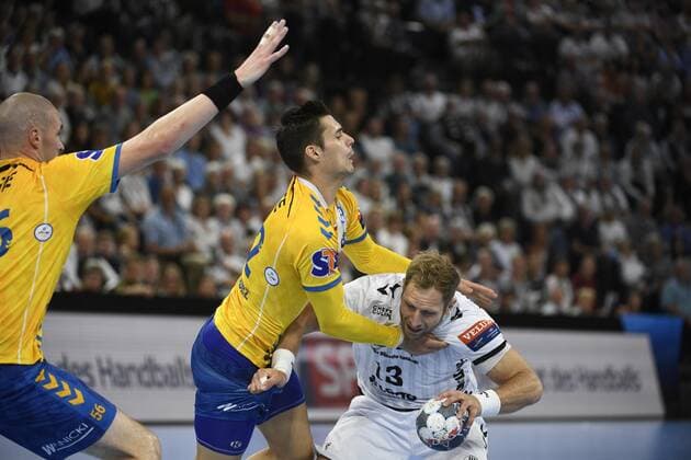 Angel Fernandez Perez (Kielce) gegen Steffen Weinhold (THW Kiel), Handball, Männer, THW Kiel vs PGE Vive Kielce, Champions-League, 1. Spieltag, Gruppenphase, 15.09.19 Kiel Sparkassen-Arena Schleswig-Holstein Germany