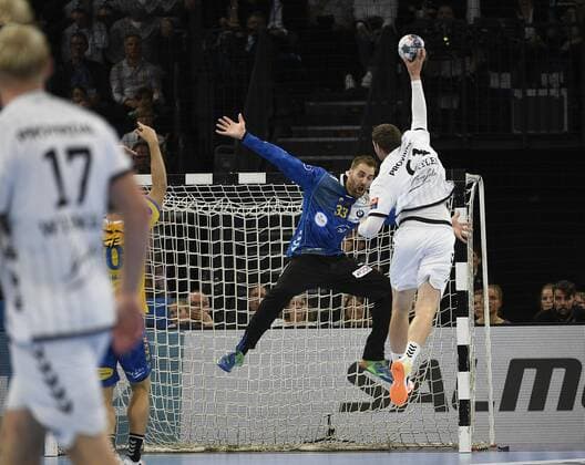 Hendrik Pekeler (THW Kiel) gegen Andreas Wolff (Kielce), Handball, Männer, THW Kiel vs PGE Vive Kielce, Champions-League, 1. Spieltag, Gruppenphase, 15.09.19 Kiel Sparkassen-Arena Schleswig-Holstein Germany