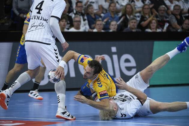 Igor Karacic (Kielce) gegen Patrick Wiencek (THW Kiel), Handball, Männer, THW Kiel vs PGE Vive Kielce, Champions-League, 1. Spieltag, Gruppenphase, 15.09.19 Kiel Sparkassen-Arena Schleswig-Holstein Germany