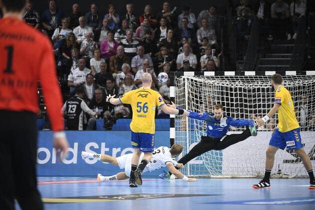 Steffen Weinhold (THW Kiel) bezwingt Andreas Wolff (Kielce), Handball, Männer, THW Kiel vs PGE Vive Kielce, Champions-League, 1. Spieltag, Gruppenphase, 15.09.19 Kiel Sparkassen-Arena Schleswig-Holstein Germany