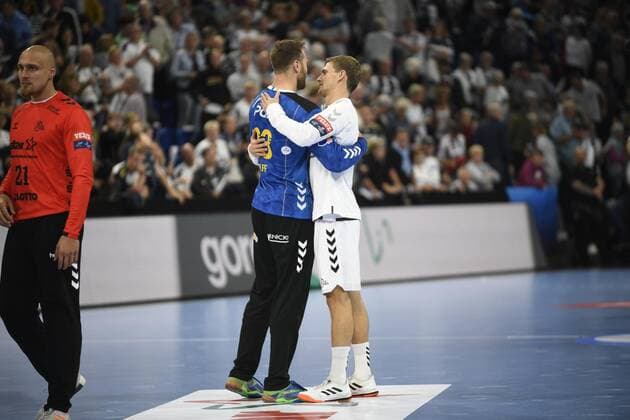 Rune Dahmke (THW Kiel) umarmt Andreas Wolff (Kielce), Handball, Männer, THW Kiel vs PGE Vive Kielce, Champions-League, 1. Spieltag, Gruppenphase, 15.09.19 Kiel Sparkassen-Arena Schleswig-Holstein Germany