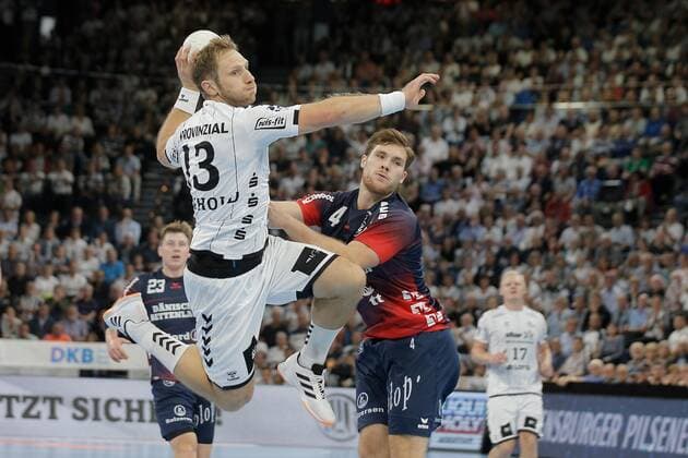 1.Handball Bundesliga THW Kiel - Flensburg Handewitt, Kiel, 12.9.2019 Steffen Weinhold ( Kiel, 13 ) im Sprungwurf gegen Johannes Golla ( Flensburg , 4 ) *** 1 Handball Bundesliga THW Kiel Flensburg Handewitt, Kiel, 12 9 2019 Steffen Weinhold Kiel, 13 in jump shot against Johannes Golla Flensburg , 4 Copyright: xBEAUTIFULxSPORTS DRPx