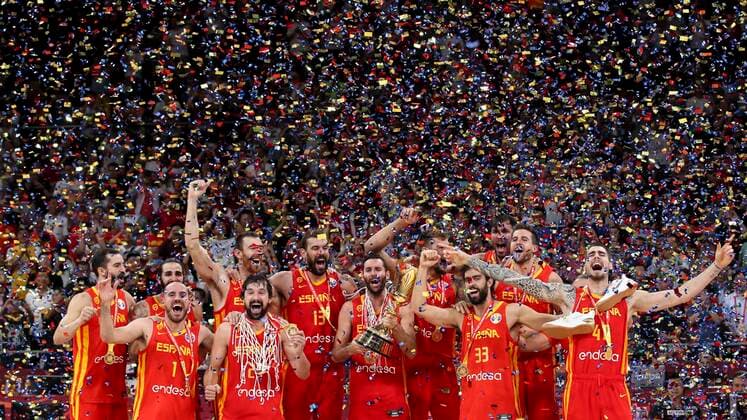Bilder des Jahres 2019, Sport 09 September Sport Themen der Woche KW37 (190916) -- BEIJING, Sept. 16, 2019 -- Team Spain celebrate during the awarding ceremony after the final match between Spain and Argentina at the 2019 FIBA Basketball World Cup in Beijing, capital of China, Sept. 15, 2019. ) XINHUA PHOTOS OF THE DAY MengxYongmin 