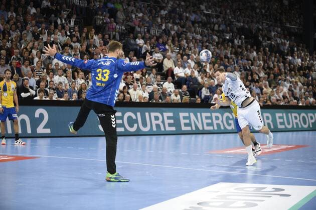 Niclas Ekberg (THW Kiel) gegen Andreas Wolff (Kielce), Handball, Männer, THW Kiel vs PGE Vive Kielce, Champions-League, 1. Spieltag, Gruppenphase, 15.09.19 Kiel Sparkassen-Arena Schleswig-Holstein Germany