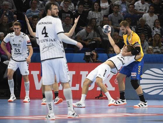 Artsem Karalek (Kielce) hält Rune Dahmke (THW Kiel), Handball, Männer, THW Kiel vs PGE Vive Kielce, Champions-League, 1. Spieltag, Gruppenphase, 15.09.19 Kiel Sparkassen-Arena Schleswig-Holstein Germany