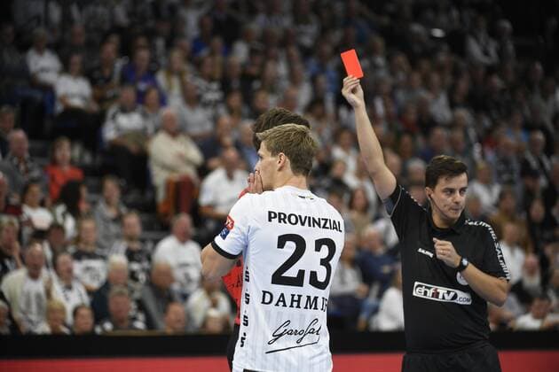 Schiedsrichter Bojan Lah zeigt Rune Dahmke (THW Kiel) die Rote Karte, Handball, Männer, THW Kiel vs PGE Vive Kielce, Champions-League, 1. Spieltag, Gruppenphase, 15.09.19 Kiel Sparkassen-Arena Schleswig-Holstein Germany