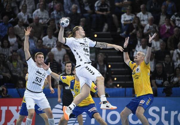 Lukas Nilsson (THW Kiel) vor Romaric Guillo (Kielce), Handball, Männer, THW Kiel vs PGE Vive Kielce, Champions-League, 1. Spieltag, Gruppenphase, 15.09.19 Kiel Sparkassen-Arena Schleswig-Holstein Germany