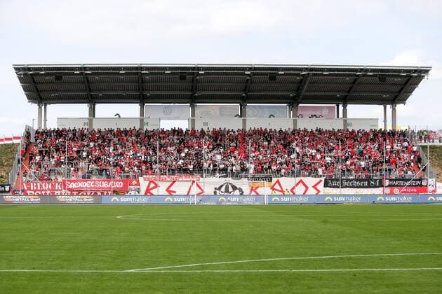 Zwickau, 14.09.2019, GGZ-Arena, Fußball, Herren, 3. Liga, 8. Spieltag , FSV Zwickau - KFC Uerdingen 05 , Im Bild: die Nordtribüne in der GGZ-Arena , Gemäß den Vorgaben des DFB, Deutscher Fußball Bund, ist es untersagt, in dem Stadion und oder vom Spiel angefertigte Fotoaufnahmen in Form von Sequenzbildern und oder videoähnlichen Fotostrecken zu verwerten bzw. verwerten zu lassen. DFB regulations prohibit any use of photographs as image sequences and or quasi-video.