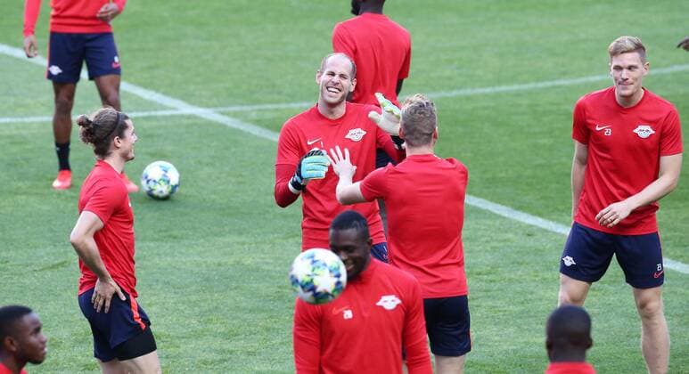 RB Leipzig - Training Fussball Champions League Lissabon, 16.09.2019, Est‡dio da Luz, Fussball, UEFA Champions League, Gruppe G, 1.Spieltag , Benfica Lissabon vs. RB Leipzig , Abschlusstraining am Vortag des Spieles. , Im Bild; Marcel Sabitzer (7, RB Leipzig), Torwart Peter Gulacsi (1, RB Leipzig), r21 und Marcel Halstenberg (23, RB Leipzig). , UEFA regulations prohibit any use of photographs as image sequences and or quasi-video