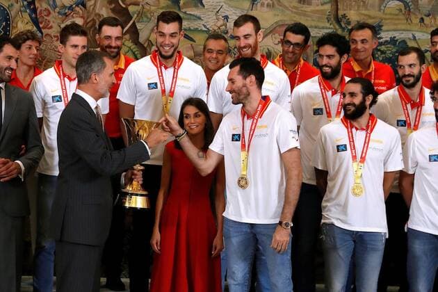 Bilder des Jahres 2019, Sport 09 September Sport Themen der Woche KW38 Sport Bilder des Tages Basketball, Spanisches Königspaar begrüßt die Weltmeister im Zarzuela Palast in Madrid Spain s King Felipe VI (2-L) and Queen Letizia (C) meet Spain s National Basketball Team after winning the FIBA basketball World Cup at Zarzuela Palace in Madrid, Spain, 16 September 2019. Spain won Argentina (75-95) in the final game of FIBA Basketball World Cup in Beijing, China on 15 September 2019. Spain s King Felipe VI and Queen Letizia meet the FIBA basketball World Cup champions !ACHTUNG: NUR REDAKTIONELLE NUTZUNG!  Copyright: xBALLESTEROSx GRAF3594 20190916-637042635272526399