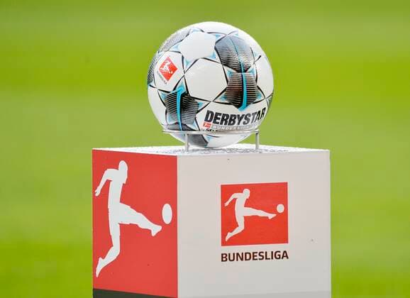 Fußball-Bundesliga 2019 2020, 4. Spieltag, RB Leipzig gegen FC Bayern München am 14.09.2019 Fußball, Spielball, auf einem Podest mit Bundesliga-Logo vor dem Bundesliga-Spiel RB Leipzig gegen FC Bayern München (14.09.2019) Leipzig Sachsen Deutschland Red-Bull Arena *** Football Bundesliga 2019 2020, 4 matchday, RB Leipzig v FC Bayern Munich on 14 09 2019 Football, match ball, on a platform with Bundesliga logo in front of the Bundesliga match RB Leipzig v FC Bayern Munich 14 09 2019 Leipzig Sachsen Deutschland Red Bull Arena