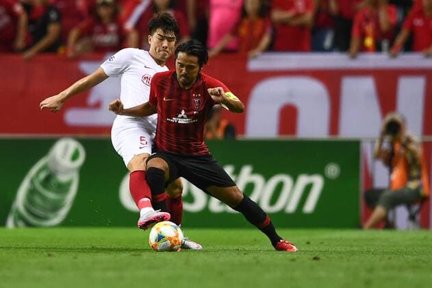 Chinese football player Shi Ke of Shanghai SIPG, left, and Japanese football player Shinzo Koroki of Urawa Red Diamonds, right, struggle for the ball during the second-round match of quarterfinal of AFC Champions League (ACL) in Saitama Prefecture, Japan, 17 September 2019. The second-round match of quarterfinal of AFC Champions League (ACL) between Urawa Red Diamonds and Shanghai SIPG ended with a 1-1 tie in Saitama Prefecture, Japan, 17 September 2019.