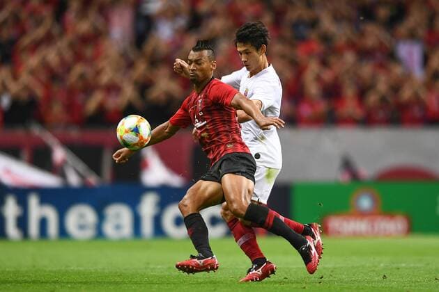 Brazilian football player Fabricio dos Santos Messias, or simply Fabricio, of Urawa Red Diamonds, left, keeps the ball during the second-round match of quarterfinal of AFC Champions League (ACL) against Shanghai SIPG in Saitama Prefecture, Japan, 17 September 2019. The second-round match of quarterfinal of AFC Champions League (ACL) between Urawa Red Diamonds and Shanghai SIPG ended with a 1-1 tie in Saitama Prefecture, Japan, 17 September 2019.