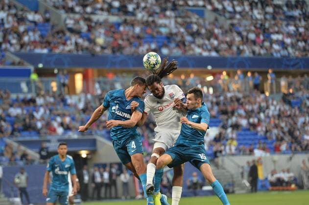 Fußball, CL, Olympique Lyon - Zenit St. Petersburg Jason Denayer (lyon) vs Yordan osorio et Vyacheslav Karavaev (zenith) FOOTBALL : Lyon vs Zenith Saint-Petersbourg - Phase de groupe Ligue des Champions - 17 09 2019 FredericChambert Panoramic 