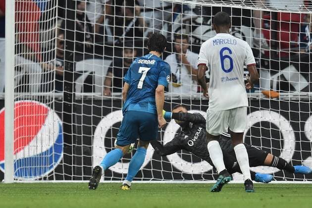 Fußball, CL, Olympique Lyon - Zenit St. Petersburg Anthony Lopes (lyon) vs Sardar Azmoun (zenith) FOOTBALL : Lyon vs Zenith Saint-Petersbourg - Phase de groupe Ligue des Champions - 17 09 2019 FredericChambert Panoramic 