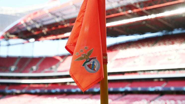 Lissabon - RB Leipzig Fussball Champions League Lissabon, 17.09.2019, Est‡dio da Luz, Fussball, UEFA Champions League, Gruppe G, 1.Spieltag , Benfica Lissabon vs. RB Leipzig , Im Bild; Eckfahne mit dem Benfica Emblem. , UEFA regulations prohibit any use of photographs as image sequences and or quasi-video ,