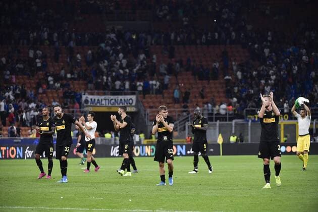 Photo LaPresse Marco Alpozzi September 17, 2019 Milan (Italy) soccer Inter Vs Slavia Praha - Champions League group stage - Group F - Giuseppe Meazza stadium In the pic: Inter players greet supporters at final whistle  Copyright: xMarcoxAlpozzi LaPresse LaPresse x
