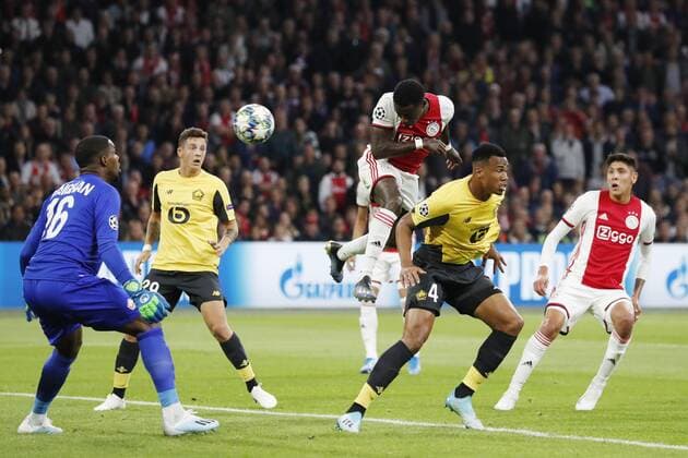 (l-r) Lille OSC goalkeeper Mike Maignan, Domagoj Bradaric of Lille OSC, Quincy Promes of Ajax, Gabriel of Lille OSC, Edson Alvarez of Ajax during the UEFA Champions League group H match between Ajax Amsterdam and Lille OSC at the Johan Cruijff Arena on September 17, 2019 in Amsterdam, The Netherlands UEFA Champions League 2019 2020 xVIxVIxImagesx xMauricexvanxSteenxIVx 202150519